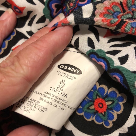 Old Navy flowy black blouse size XL floral front - Picture 3 of 4